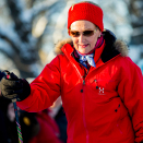 Dronning Sonja går på ski under vinteraktivitetene på Slottsplassen.  Foto: Berit Roald / NTB scanpix